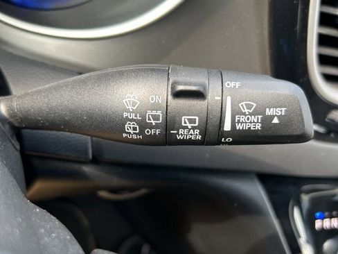 Used 2025 Chrysler Pacifica Select image 27