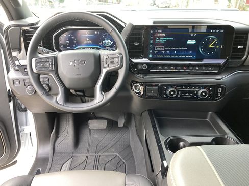 Used 2025 Chevrolet Silverado 2500 ZR2 w/ Technology Package image 27