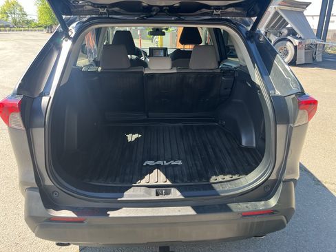 Used 2021 Toyota RAV4 XLE w/ Convenience Package image 7