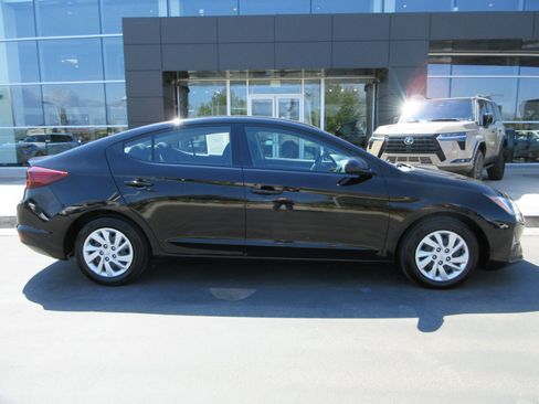Used 2019 Hyundai Elantra SE w/ Cargo Package FWD image 11
