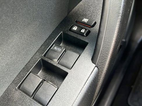 Used 2018 Toyota Corolla LE FWD image 16
