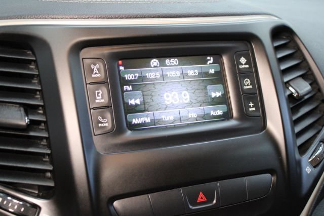 Used 2014 Jeep Cherokee Latitude w/ Cold Weather Group AWD/4WD image 16