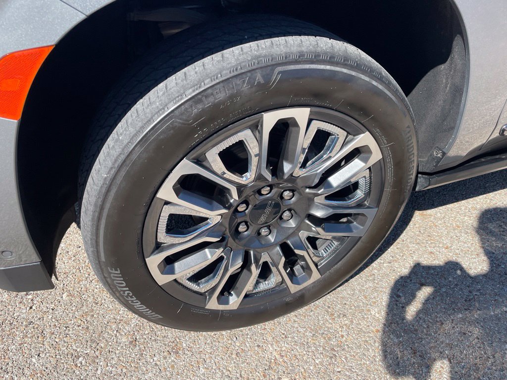 Used 2023 GMC Yukon Denali Ultimate AWD/4WD image 13