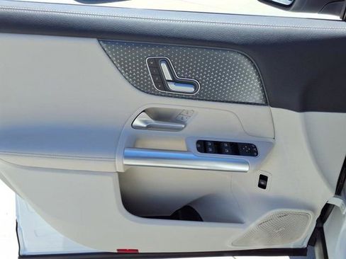 Used 2025 Mercedes-Benz GLA 250 image 9