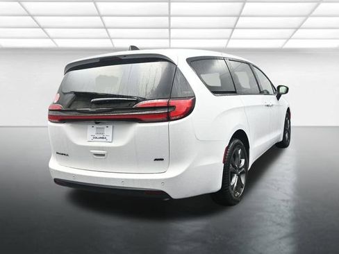 New 2026 Chrysler Pacifica Select image 8