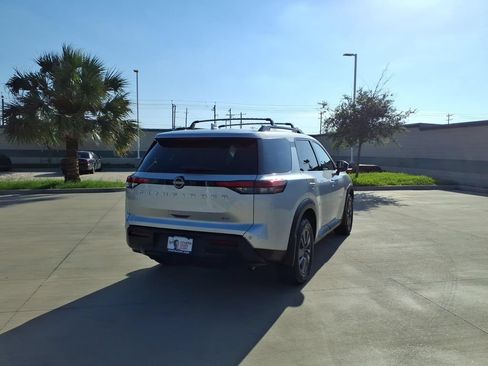 Used 2024 Nissan Pathfinder SV FWD image 5