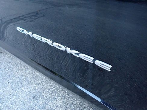 Used 2019 Jeep Cherokee Overland w/ Technology Group image 13