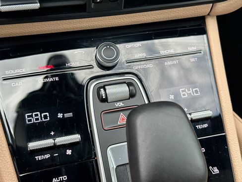 Certified 2023 Porsche Cayenne Platinum Edition image 21