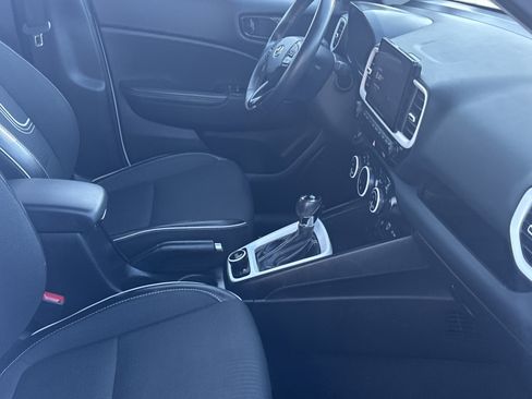 Used 2023 Hyundai Venue Limited image 15