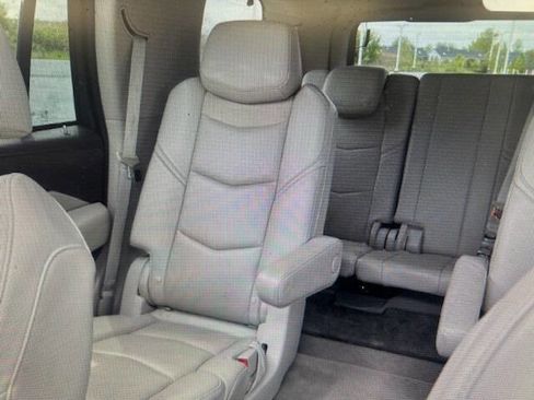 Used 2015 Cadillac Escalade Luxury AWD/4WD image 13