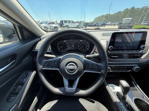 Used 2024 Nissan Altima 2.5 SV FWD image 9