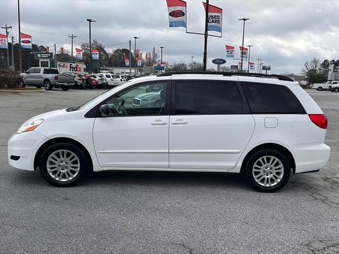 Used 2010 Toyota Sienna LE image 6