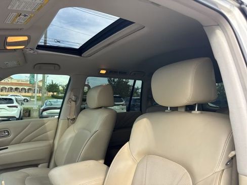 Used 2017 INFINITI QX80 4WD w/ Deluxe Technology Package image 2