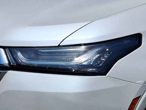 Used 2023 Chevrolet Traverse Premier FWD image 29