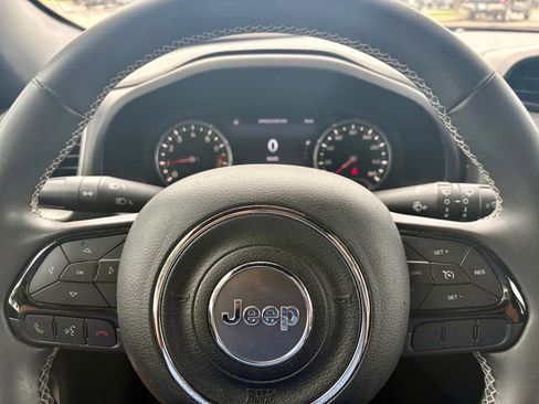 Used 2021 Jeep Renegade Latitude FWD image 17