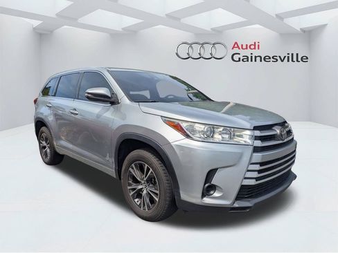 Used 2017 Toyota Highlander LE FWD image 31
