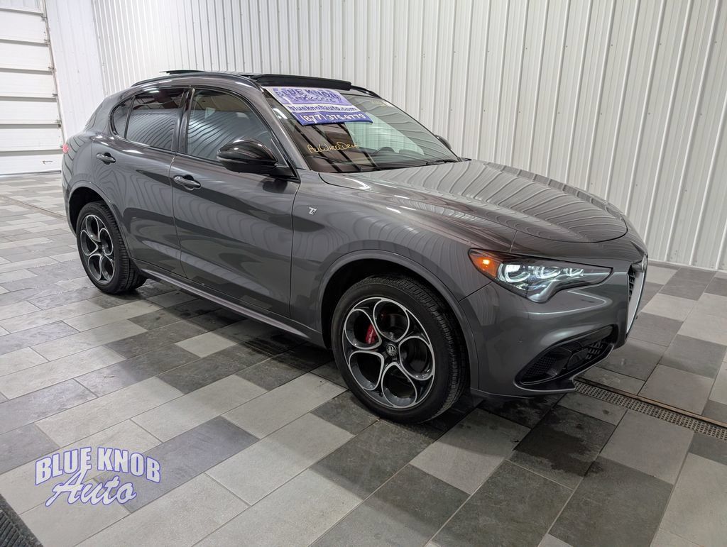 Used 2024 Alfa Romeo Stelvio Ti AWD/4WD image 5