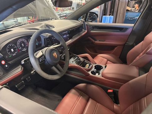 Certified 2025 Porsche Cayenne GTS image 2