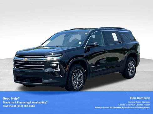 Used 2025 Chevrolet Traverse LT FWD image 1