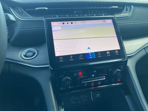 Used 2023 Jeep Grand Cherokee Limited w/ Black Appearance Package image 15