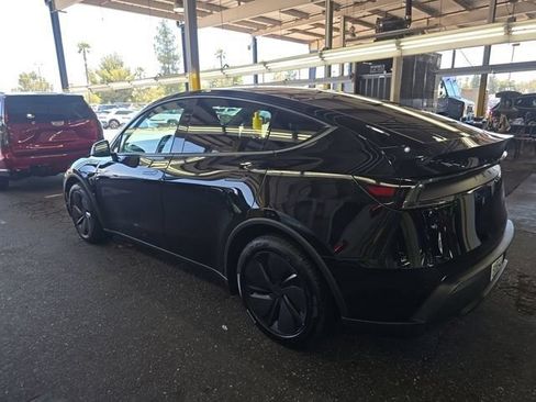 Used 2026 Tesla Model Y AWD image 4
