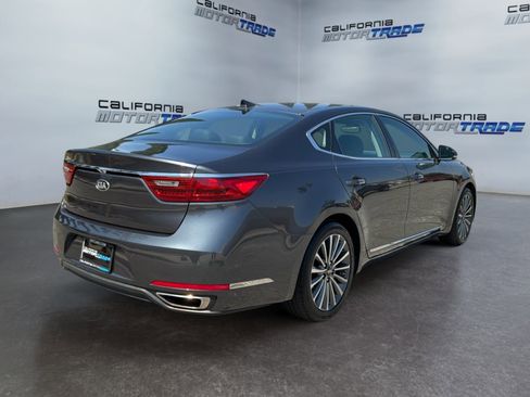 Used 2017 Kia Cadenza Premium w/ Luxury Package FWD image 5