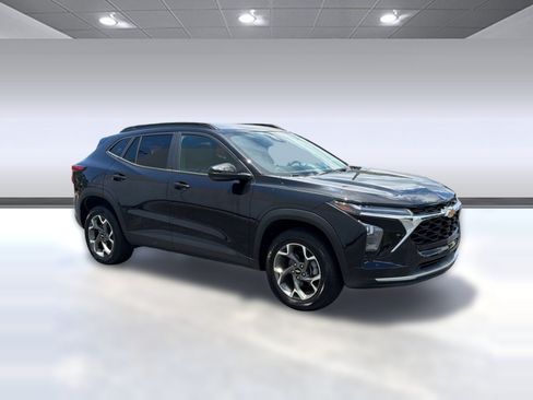 Used 2025 Chevrolet Trax LT FWD image 7