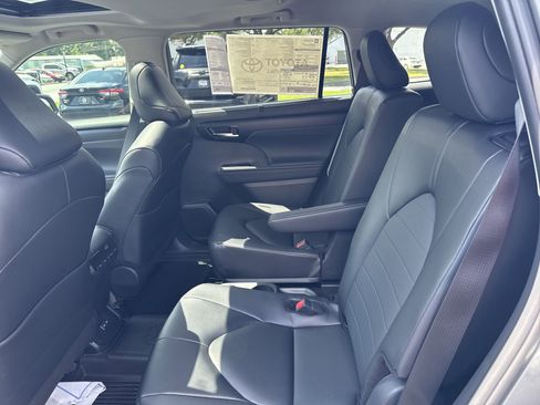 New 2025 Toyota Highlander XLE image 23