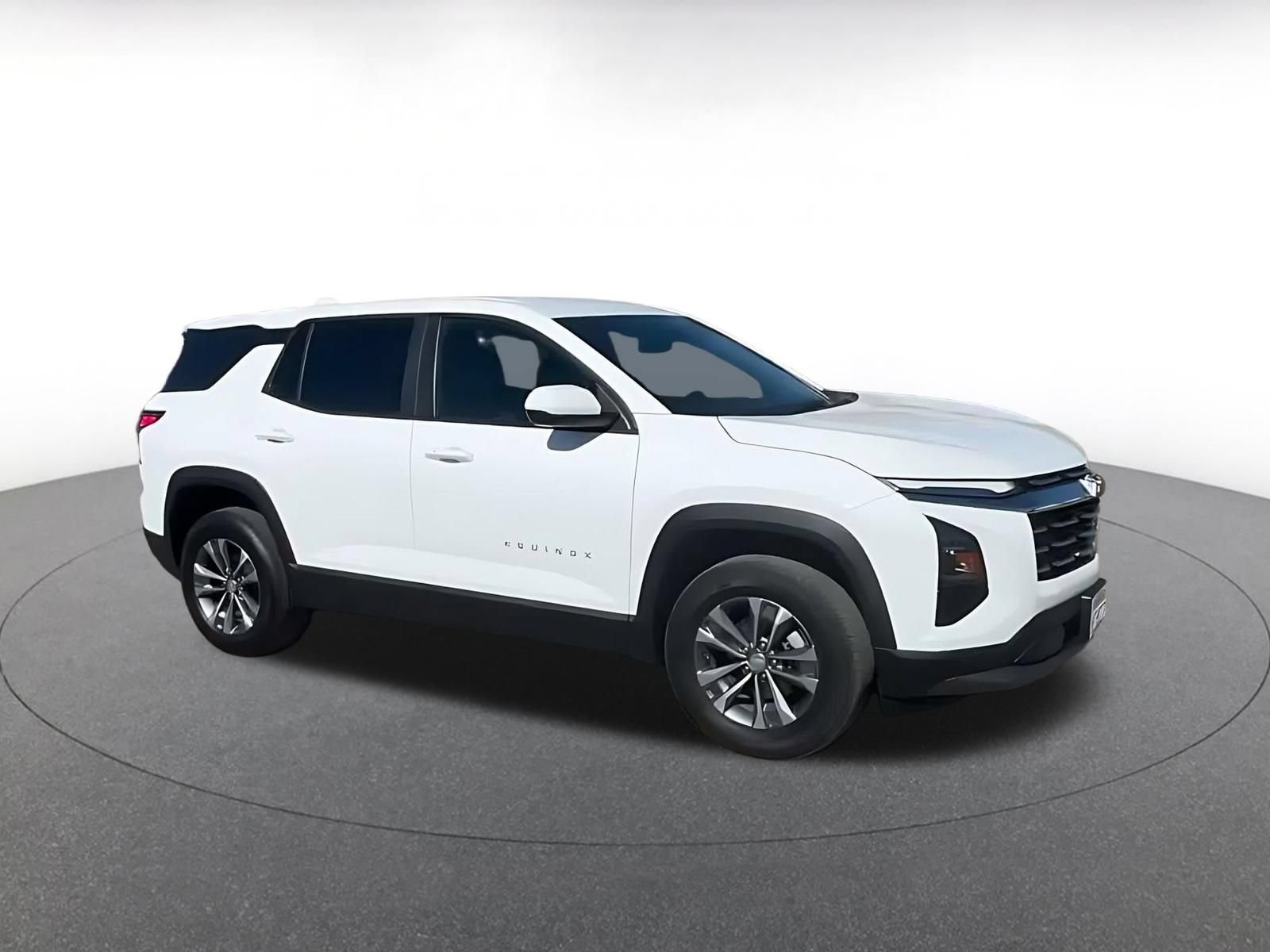 Used 2025 Chevrolet Equinox LT FWD image 2