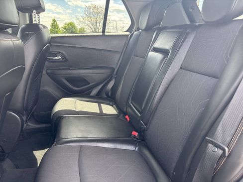 Used 2019 Chevrolet Trax LT w/ Sun & Sound Package FWD image 17
