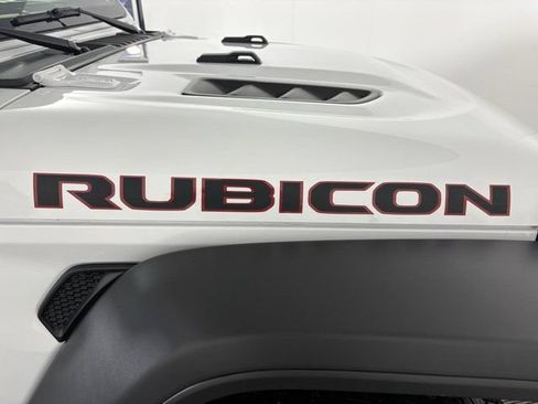 Used 2024 Jeep Gladiator Rubicon w/ Convenience Group AWD/4WD image 12