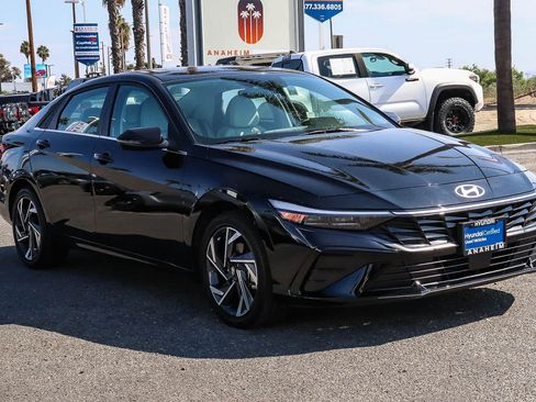 Used 2025 Hyundai Elantra Limited FWD image 3