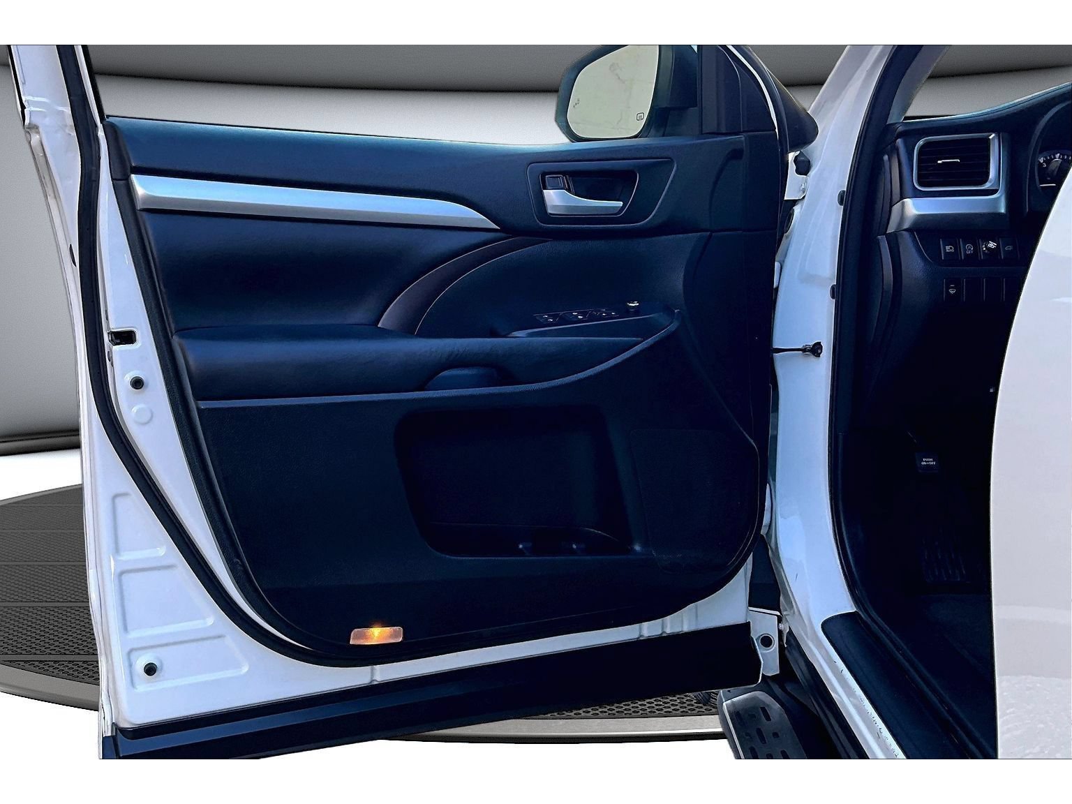 Used 2017 Toyota Highlander XLE w/ Carpet Mat Package AWD/4WD image 32