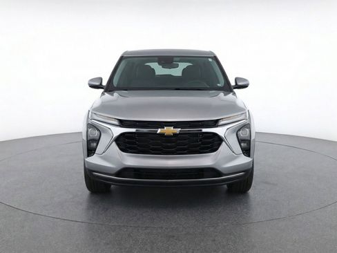 Used 2025 Chevrolet TrailBlazer LT FWD image 2