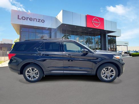 Used 2023 Ford Explorer XLT w/ Equipment Group 202A AWD/4WD image 4