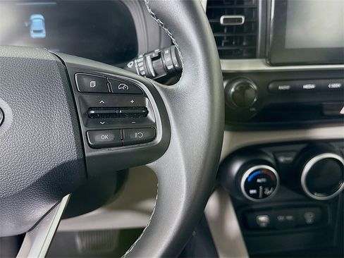 Used 2025 Hyundai Venue SEL image 21