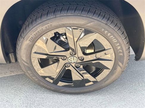 New 2025 Volkswagen Taos SE image 30
