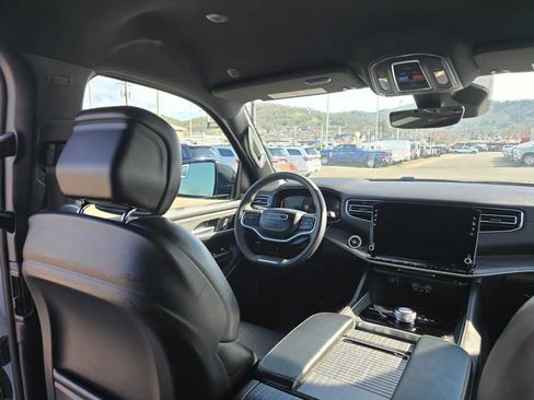 Used 2024 Jeep Wagoneer L Series II w/ Flexible Seating Group image 10