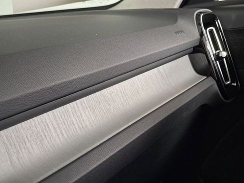Certified 2025 Volvo XC40 B5 Core AWD/4WD image 36