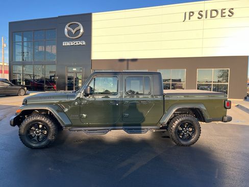 Used 2022 Jeep Gladiator Willys image 2