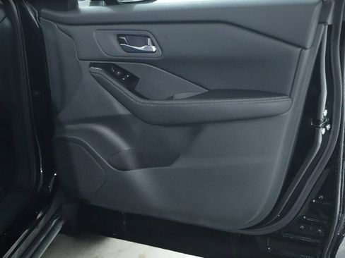 Certified 2026 Nissan Rogue SV image 32