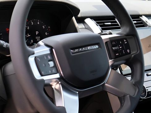 Used 2025 Land Rover Discovery Dynamic SE AWD/4WD image 20