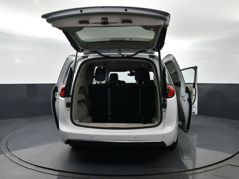Used 2023 Chrysler Pacifica Touring-L FWD image 31