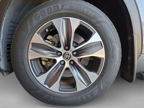 Used 2022 Toyota Highlander XLE FWD image 22