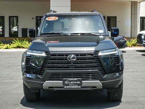Used 2025 Lexus GX 550 AWD/4WD image 2