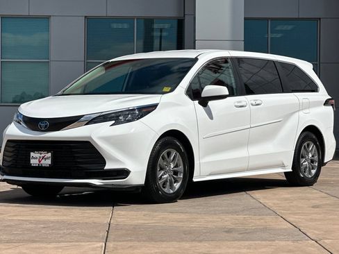 Certified 2024 Toyota Sienna LE AWD/4WD image 10