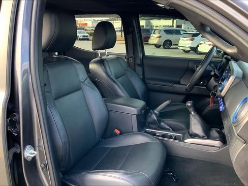 Used 2022 Toyota Tacoma TRD Sport w/ TRD Premium Sport Package AWD/4WD image 9