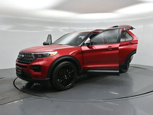 Used 2024 Ford Explorer XLT image 31