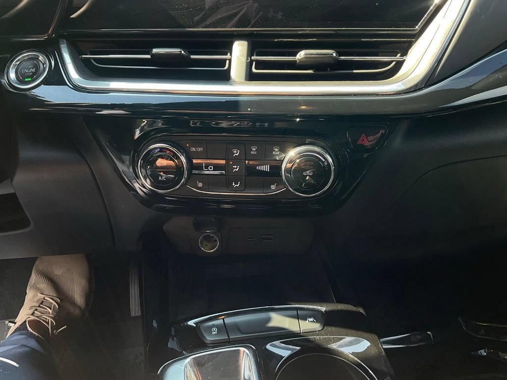 Used 2024 Chevrolet Trax RS w/ Sunroof Package FWD image 19