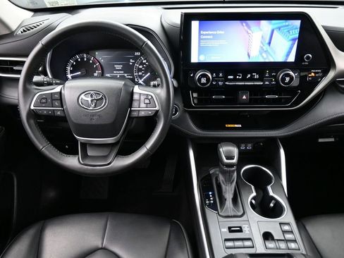 Used 2023 Toyota Highlander XLE AWD/4WD image 5